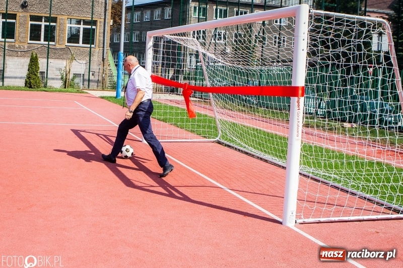 Zdjęcie w galerii na portalu naszraciborz.pl: Krawaciarze pierwsi wybiegli na nowe boisko SP 13  wiadomości z regionu