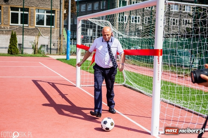 Zdjęcie w galerii na portalu naszraciborz.pl: Krawaciarze pierwsi wybiegli na nowe boisko SP 13  wiadomości z regionu