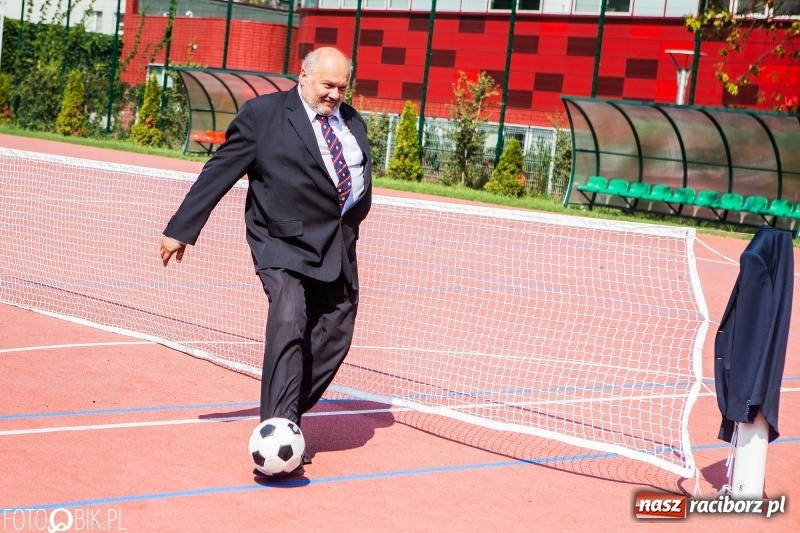 Zdjęcie w galerii na portalu naszraciborz.pl: Krawaciarze pierwsi wybiegli na nowe boisko SP 13  wiadomości z regionu