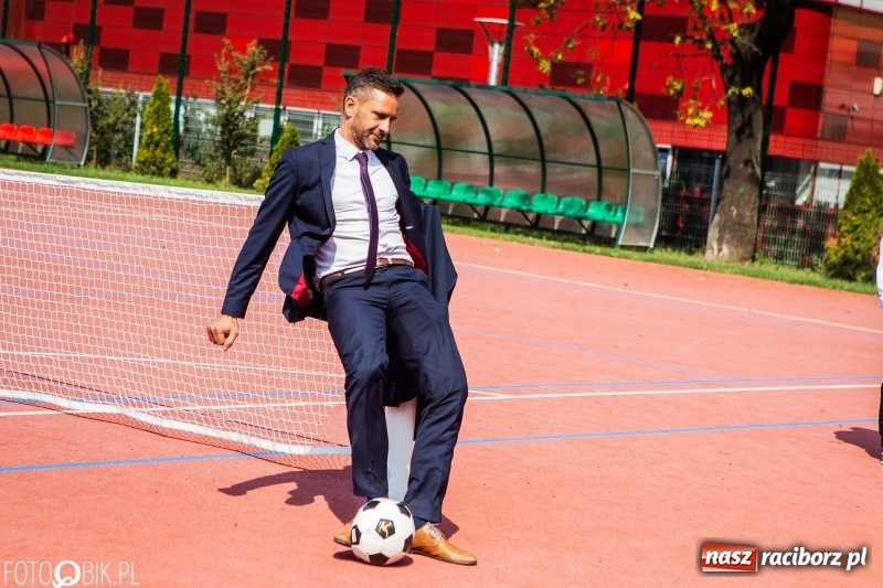 Zdjęcie w galerii na portalu naszraciborz.pl: Krawaciarze pierwsi wybiegli na nowe boisko SP 13  wiadomości z regionu