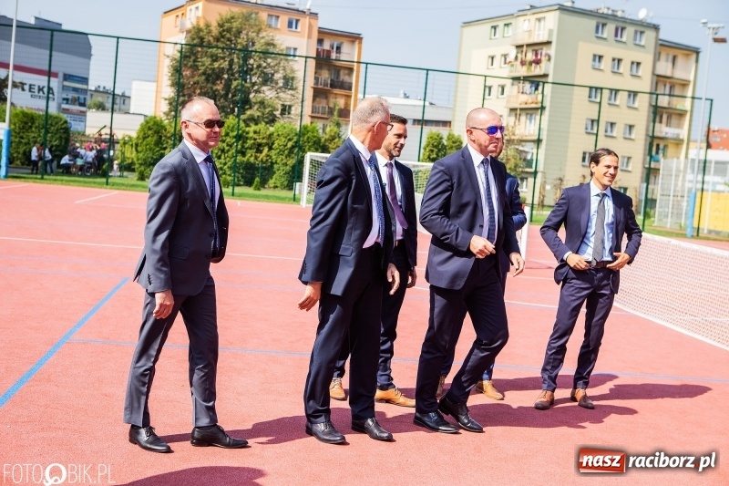 Zdjęcie w galerii na portalu naszraciborz.pl: Krawaciarze pierwsi wybiegli na nowe boisko SP 13  wiadomości z regionu