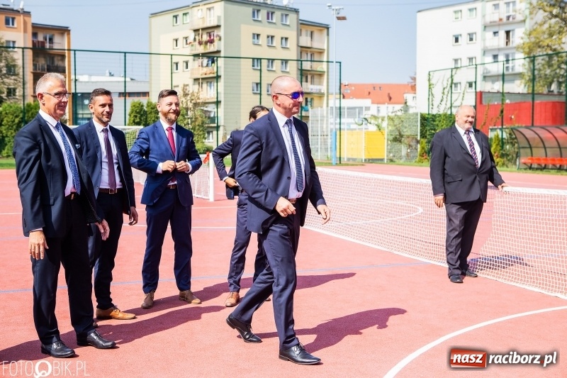 Zdjęcie w galerii na portalu naszraciborz.pl: Krawaciarze pierwsi wybiegli na nowe boisko SP 13  wiadomości z regionu