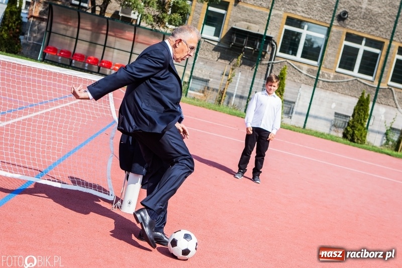 Zdjęcie w galerii na portalu naszraciborz.pl: Krawaciarze pierwsi wybiegli na nowe boisko SP 13  wiadomości z regionu