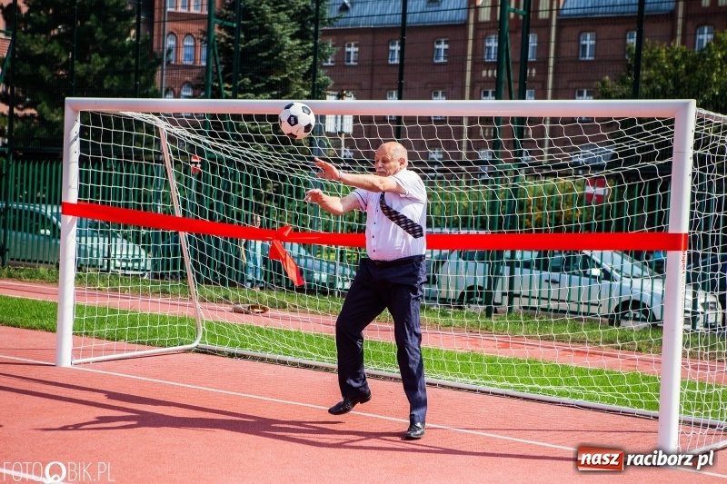 Zdjęcie w galerii na portalu naszraciborz.pl: Krawaciarze pierwsi wybiegli na nowe boisko SP 13  wiadomości z regionu