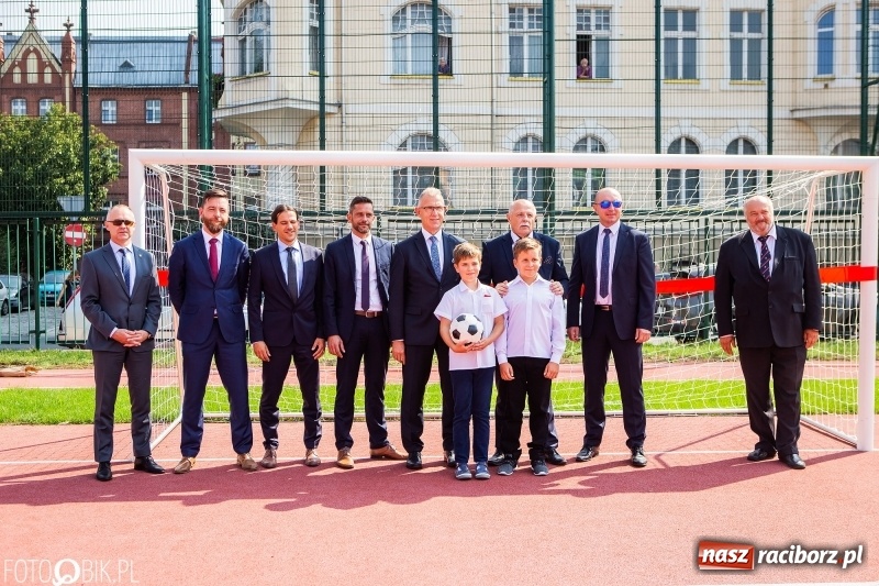 Zdjęcie w galerii na portalu naszraciborz.pl: Krawaciarze pierwsi wybiegli na nowe boisko SP 13  wiadomości z regionu