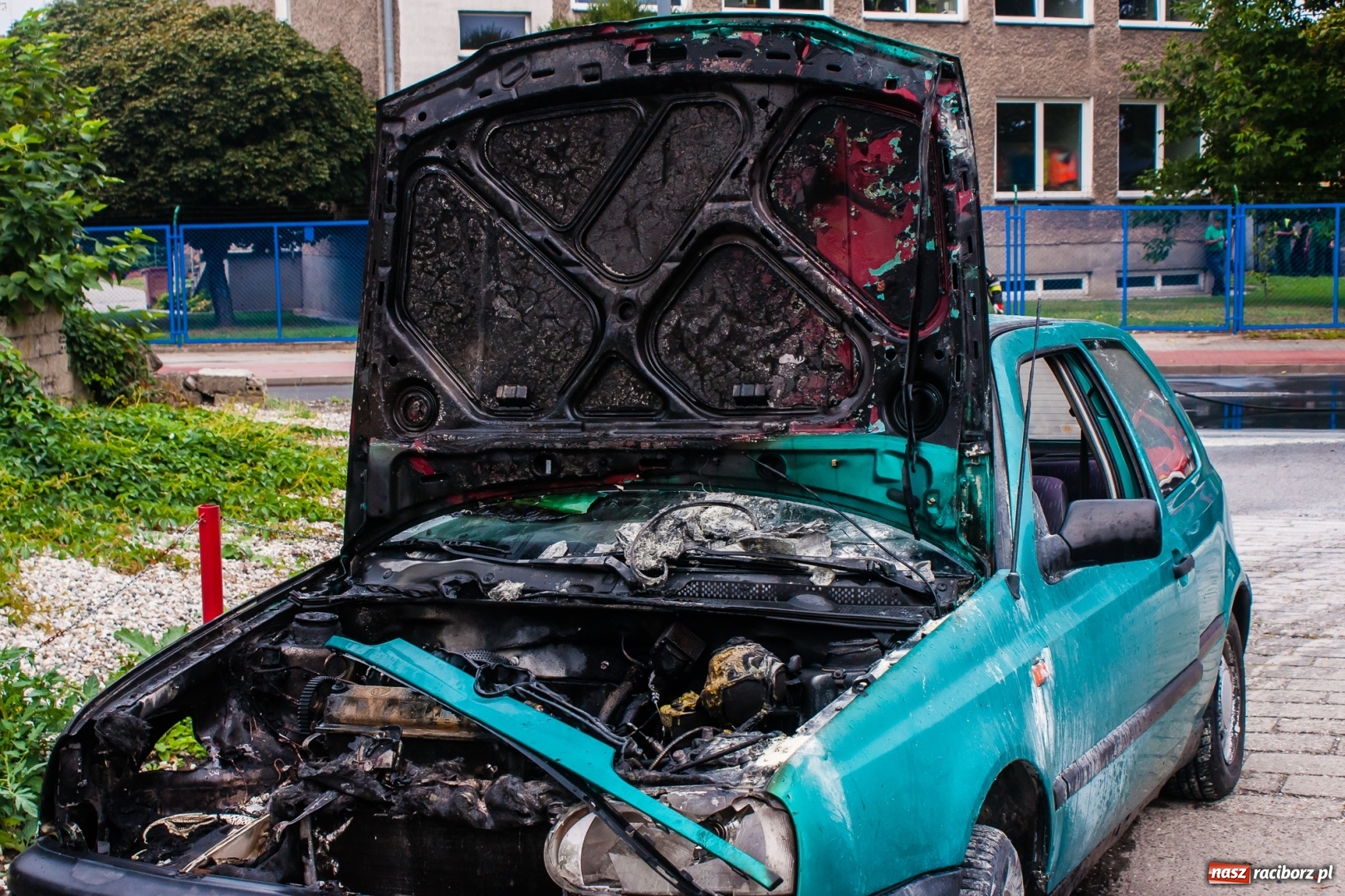 Zdjęcie w galerii na portalu naszraciborz.pl: Na 1 Maja samochód zapalił się w czasie jazdy wiadomości z regionu