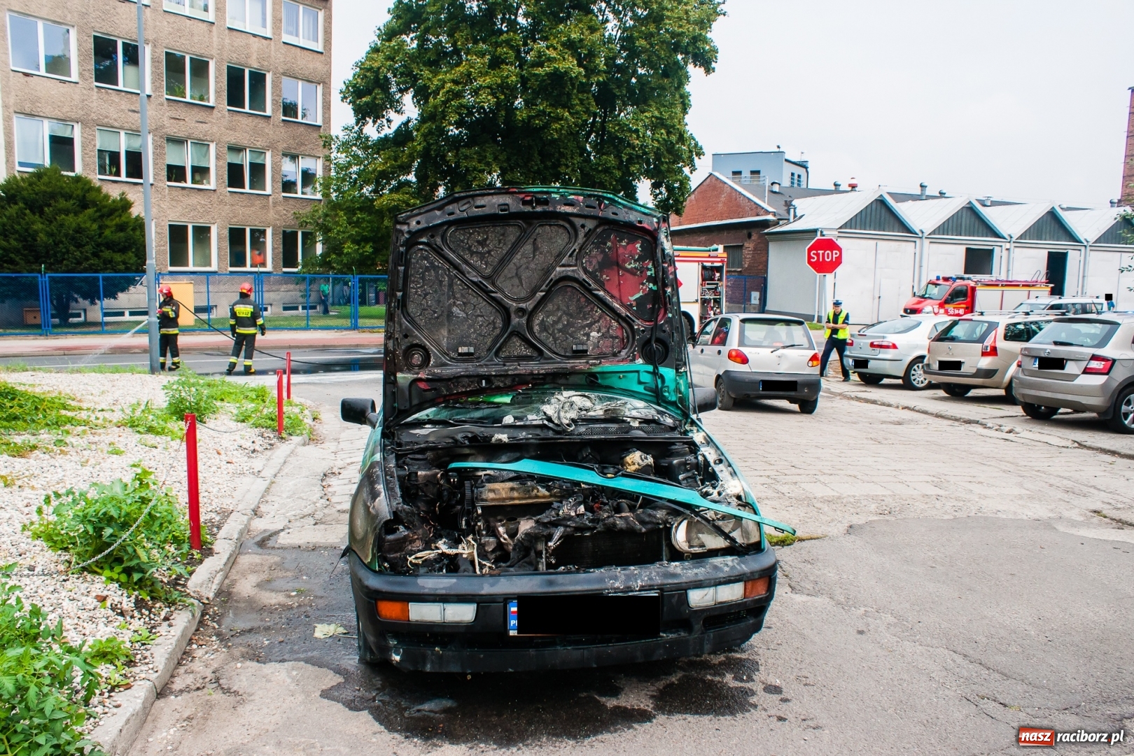 Zdjęcie w galerii na portalu naszraciborz.pl: Na 1 Maja samochód zapalił się w czasie jazdy wiadomości z regionu