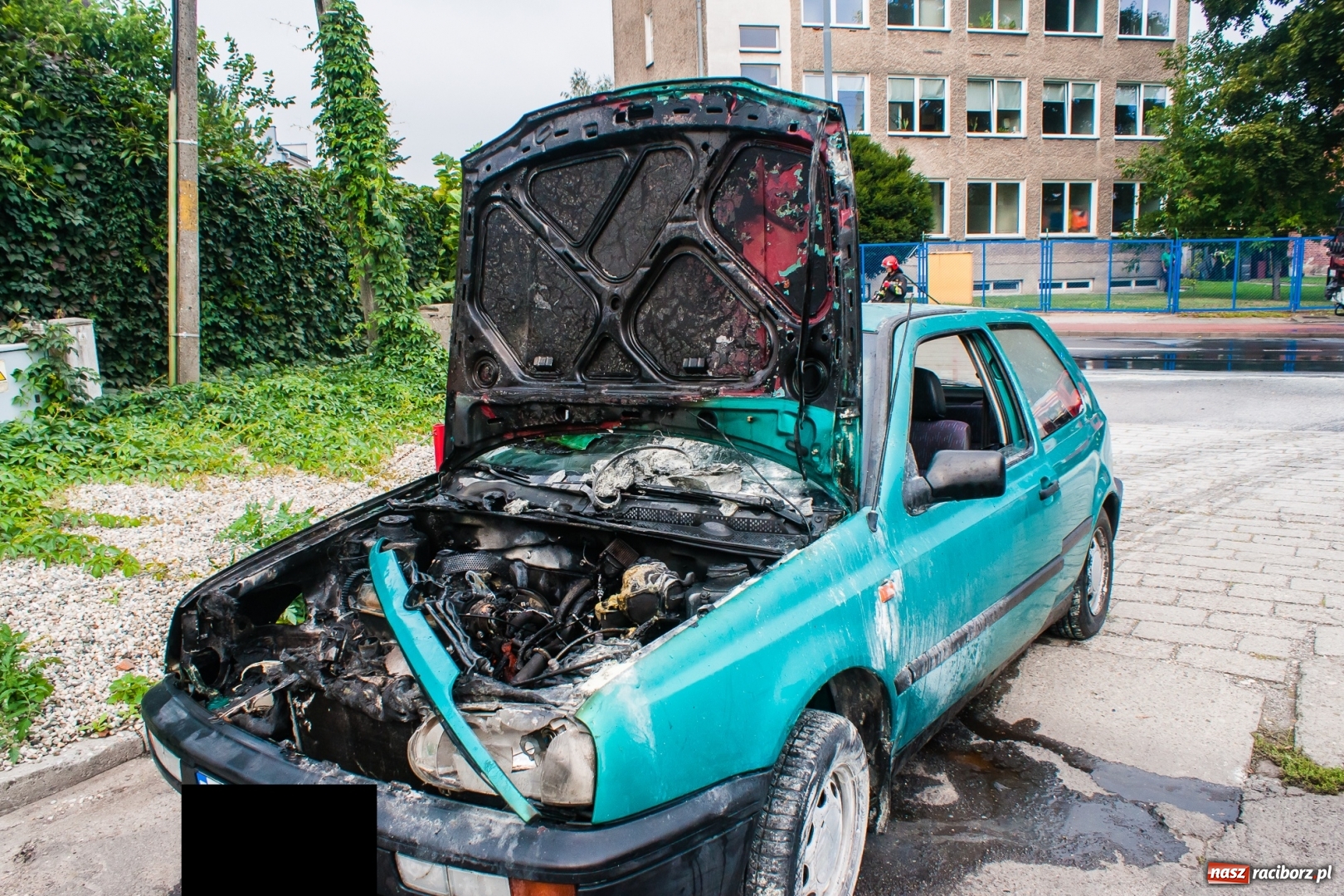 Zdjęcie w galerii na portalu naszraciborz.pl: Na 1 Maja samochód zapalił się w czasie jazdy wiadomości z regionu