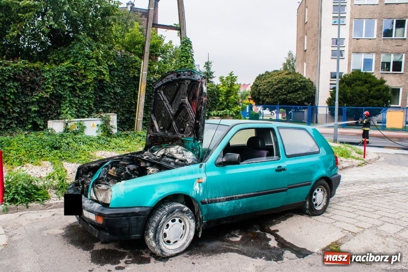 Zdjęcie w galerii na portalu naszraciborz.pl: Na 1 Maja samochód zapalił się w czasie jazdy wiadomości z regionu