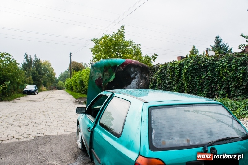 Zdjęcie w galerii na portalu naszraciborz.pl: Na 1 Maja samochód zapalił się w czasie jazdy wiadomości z regionu