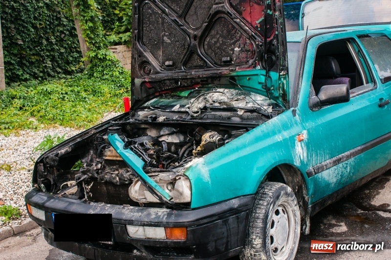 Zdjęcie w galerii na portalu naszraciborz.pl: Na 1 Maja samochód zapalił się w czasie jazdy wiadomości z regionu