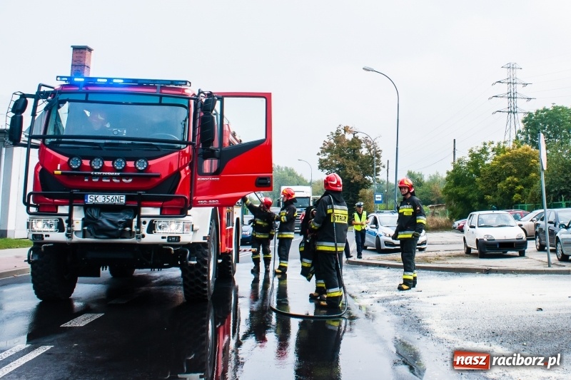 Zdjęcie w galerii na portalu naszraciborz.pl: Na 1 Maja samochód zapalił się w czasie jazdy wiadomości z regionu