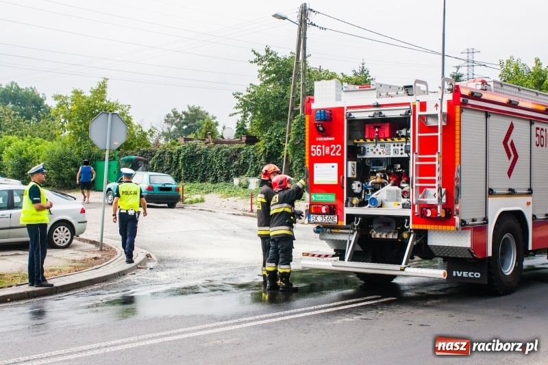 Zdjęcie w galerii na portalu naszraciborz.pl: Na 1 Maja samochód zapalił się w czasie jazdy wiadomości z regionu