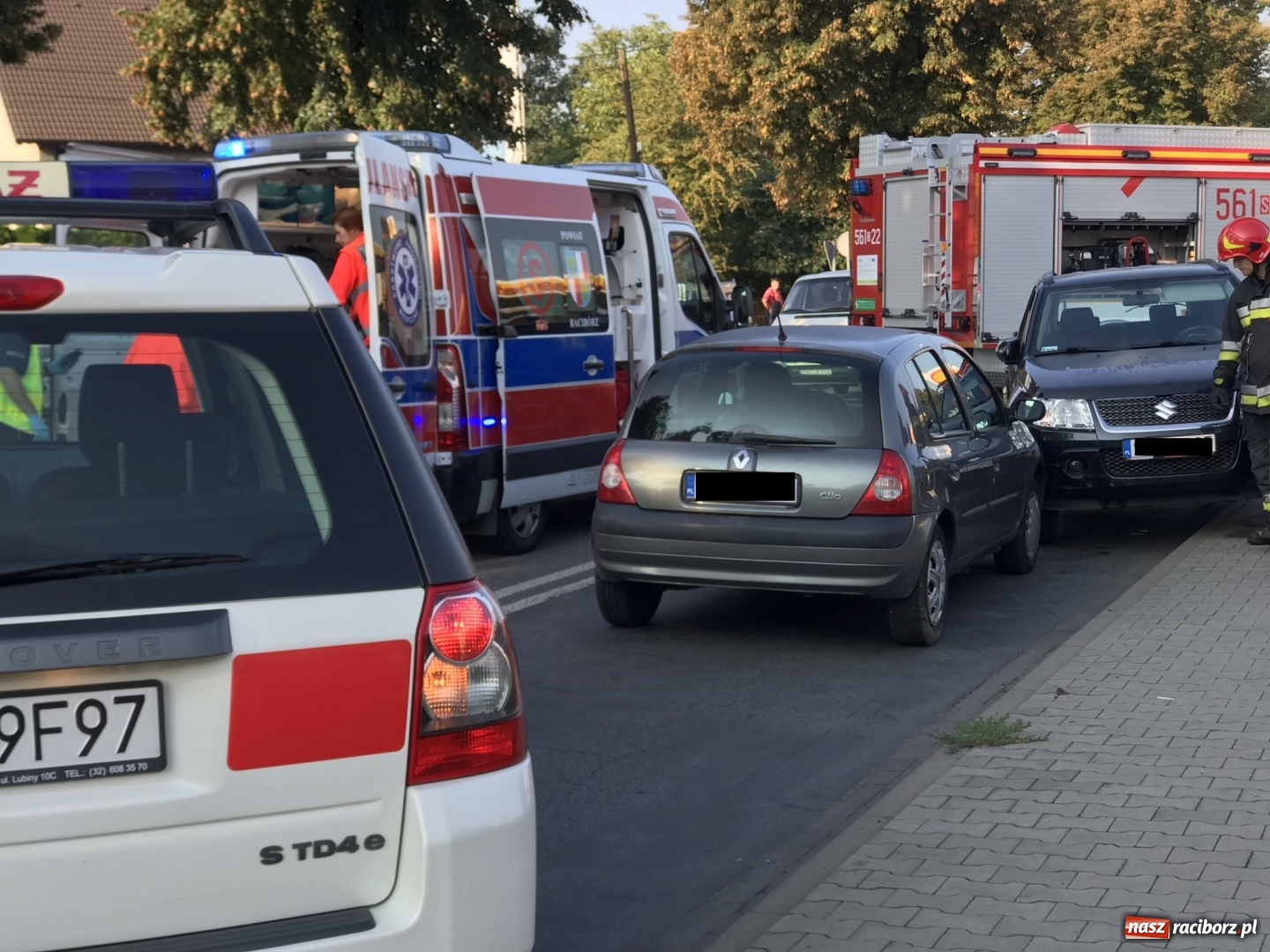 Zdjęcie w galerii na portalu naszraciborz.pl: Kolizja na Opawskiej. Kierowca zasłabł za kierownicą  wiadomości z regionu