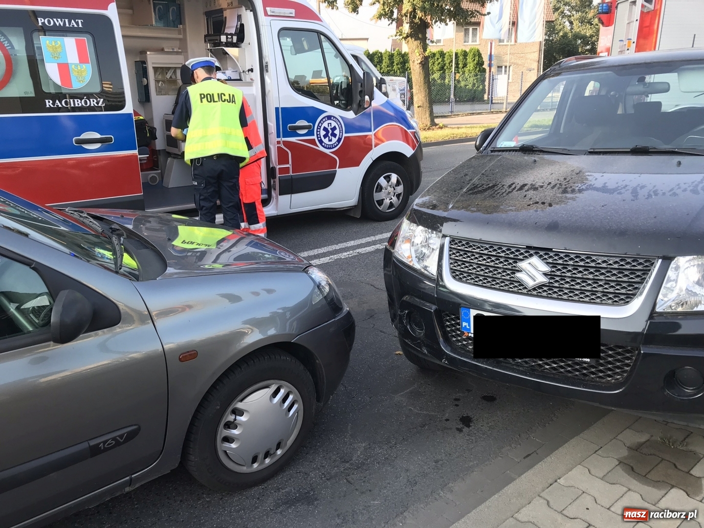 Zdjęcie w galerii na portalu naszraciborz.pl: Kolizja na Opawskiej. Kierowca zasłabł za kierownicą  wiadomości z regionu