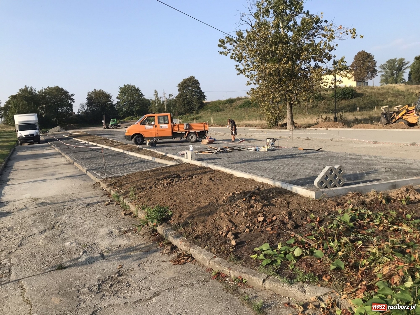 Zdjęcie w galerii na portalu naszraciborz.pl: Do końca września przy Jana Pawła II powstanie parking  wiadomości z regionu