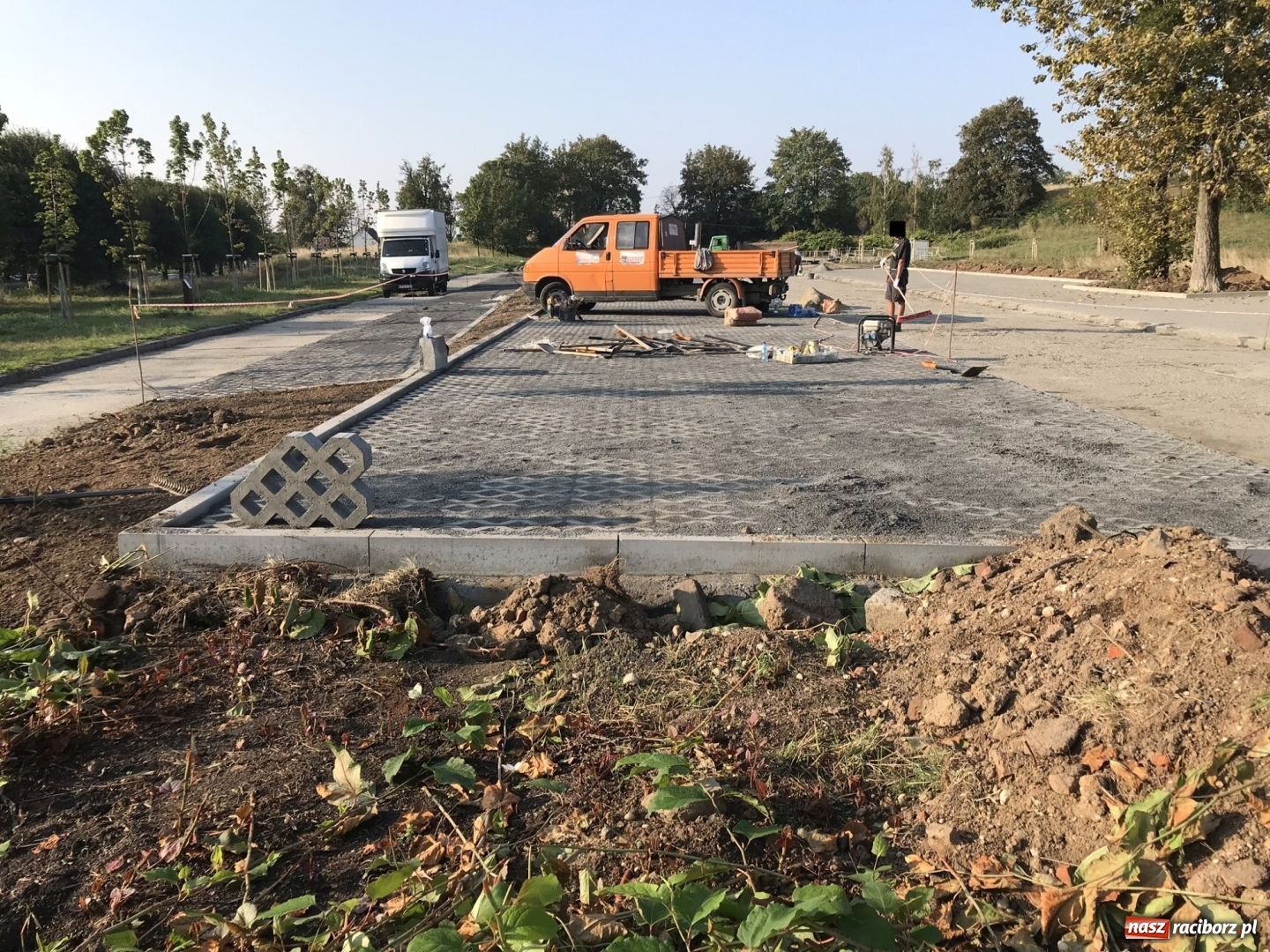 Zdjęcie w galerii na portalu naszraciborz.pl: Do końca września przy Jana Pawła II powstanie parking  wiadomości z regionu