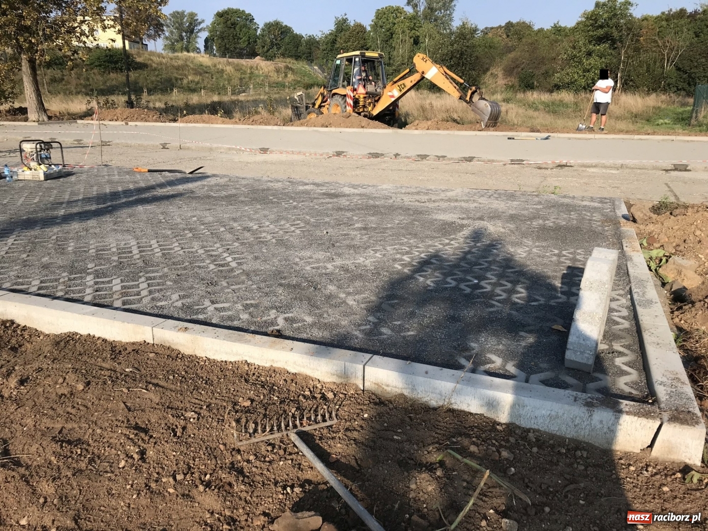 Zdjęcie w galerii na portalu naszraciborz.pl: Do końca września przy Jana Pawła II powstanie parking  wiadomości z regionu