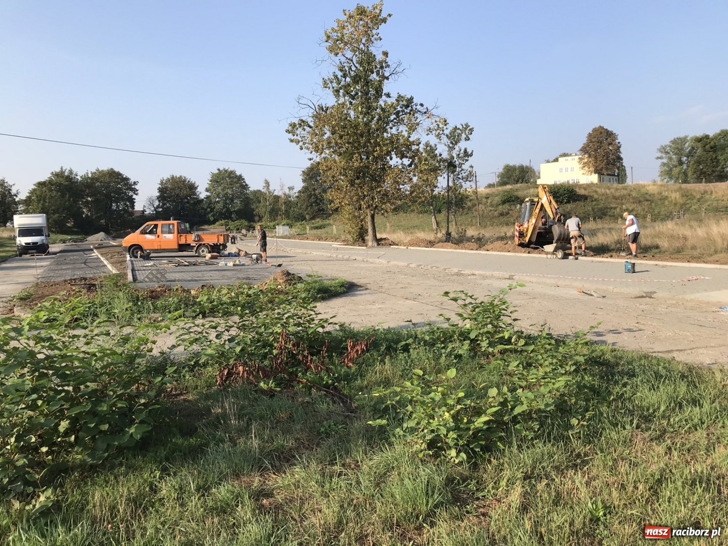 Zdjęcie w galerii na portalu naszraciborz.pl: Do końca września przy Jana Pawła II powstanie parking  wiadomości z regionu