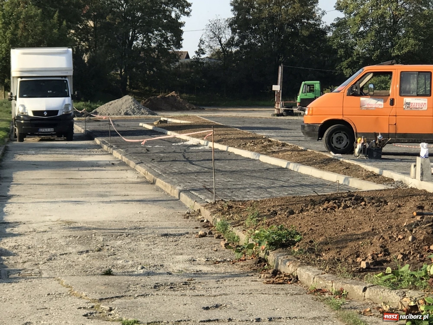 Zdjęcie w galerii na portalu naszraciborz.pl: Do końca września przy Jana Pawła II powstanie parking  wiadomości z regionu