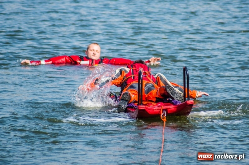 Zdjęcie w galerii na portalu naszraciborz.pl: Raciborscy strażacy odbyli ćwiczenia z ratownictwa wodnego wiadomości z regionu