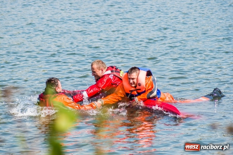 Zdjęcie w galerii na portalu naszraciborz.pl: Raciborscy strażacy odbyli ćwiczenia z ratownictwa wodnego wiadomości z regionu