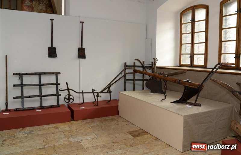 Zdjęcie w galerii na portalu naszraciborz.pl: Dawne narzędzia rolnicze. Od dziś nowa wystawa w raciborskim Muzeum wiadomości z regionu