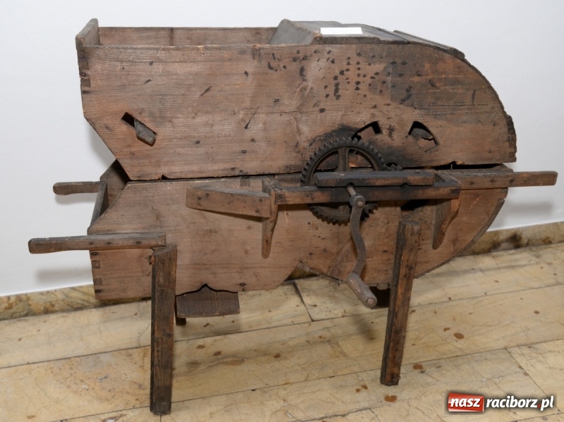 Zdjęcie w galerii na portalu naszraciborz.pl: Dawne narzędzia rolnicze. Od dziś nowa wystawa w raciborskim Muzeum wiadomości z regionu