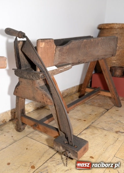 Zdjęcie w galerii na portalu naszraciborz.pl: Dawne narzędzia rolnicze. Od dziś nowa wystawa w raciborskim Muzeum wiadomości z regionu
