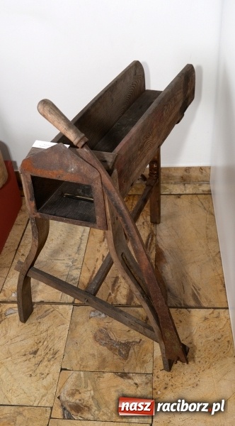 Zdjęcie w galerii na portalu naszraciborz.pl: Dawne narzędzia rolnicze. Od dziś nowa wystawa w raciborskim Muzeum wiadomości z regionu