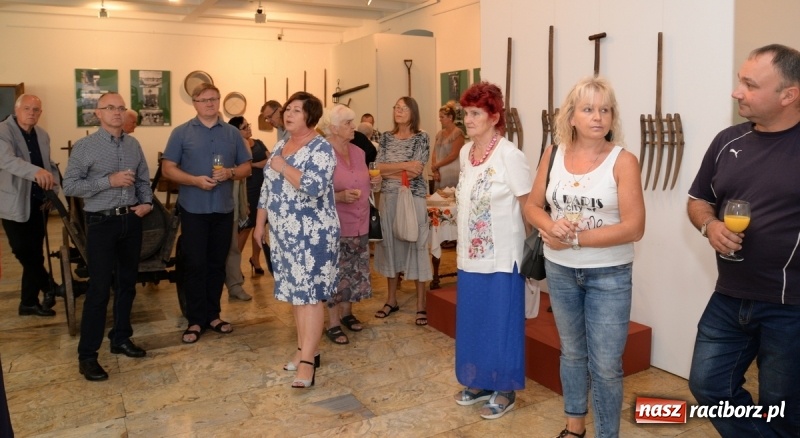 Zdjęcie w galerii na portalu naszraciborz.pl: Dawne narzędzia rolnicze. Od dziś nowa wystawa w raciborskim Muzeum wiadomości z regionu