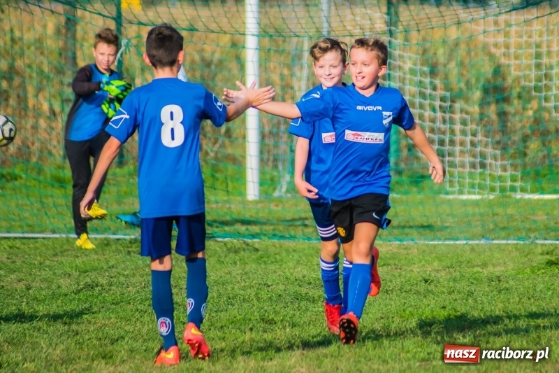 Zdjęcie w galerii na portalu naszraciborz.pl: Choć bramkarz Górek Śląskich dwoił się i troił, to swego zespołu przed porażką nie uchronił wiadomości z regionu