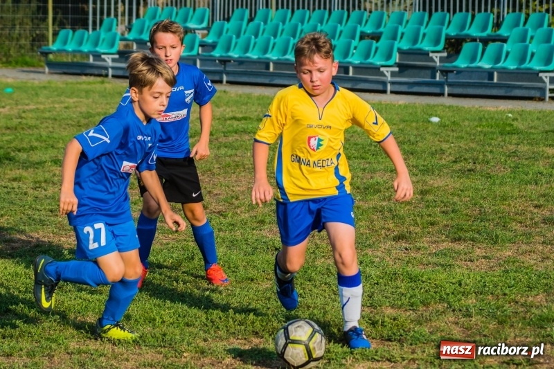 Zdjęcie w galerii na portalu naszraciborz.pl: Choć bramkarz Górek Śląskich dwoił się i troił, to swego zespołu przed porażką nie uchronił wiadomości z regionu