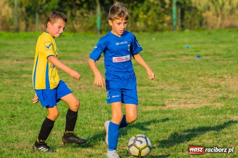 Zdjęcie w galerii na portalu naszraciborz.pl: Choć bramkarz Górek Śląskich dwoił się i troił, to swego zespołu przed porażką nie uchronił wiadomości z regionu