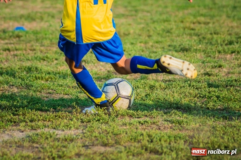 Zdjęcie w galerii na portalu naszraciborz.pl: Choć bramkarz Górek Śląskich dwoił się i troił, to swego zespołu przed porażką nie uchronił wiadomości z regionu