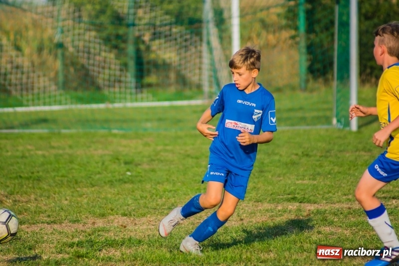 Zdjęcie w galerii na portalu naszraciborz.pl: Choć bramkarz Górek Śląskich dwoił się i troił, to swego zespołu przed porażką nie uchronił wiadomości z regionu