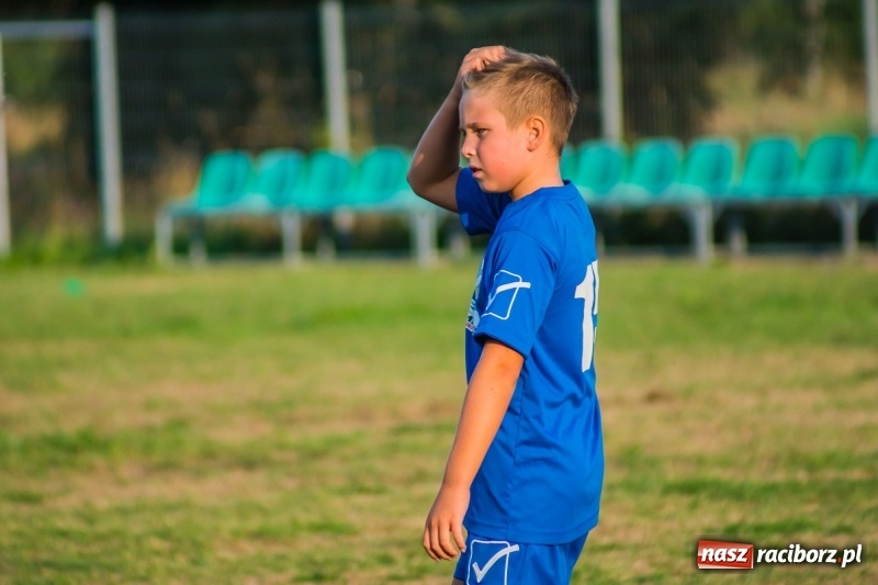 Zdjęcie w galerii na portalu naszraciborz.pl: Choć bramkarz Górek Śląskich dwoił się i troił, to swego zespołu przed porażką nie uchronił wiadomości z regionu