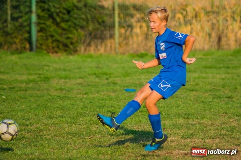 Zdjęcie w galerii na portalu naszraciborz.pl: Choć bramkarz Górek Śląskich dwoił się i troił, to swego zespołu przed porażką nie uchronił wiadomości z regionu