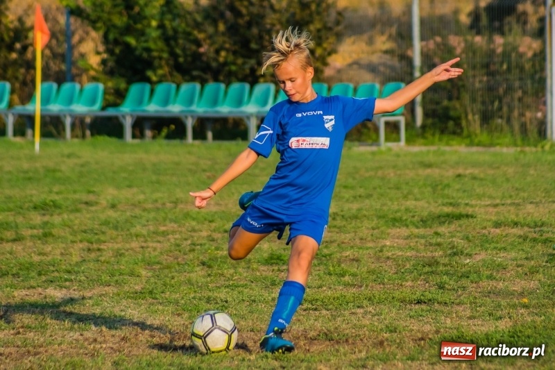 Zdjęcie w galerii na portalu naszraciborz.pl: Choć bramkarz Górek Śląskich dwoił się i troił, to swego zespołu przed porażką nie uchronił wiadomości z regionu