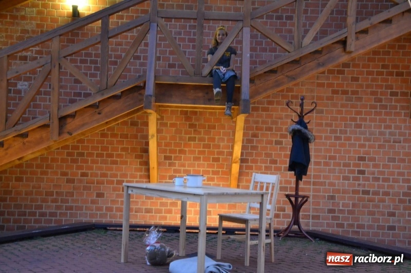 Zdjęcie w galerii na portalu naszraciborz.pl: Premiera monodramu Parasol na Zamku Piastowskim  wiadomości z regionu
