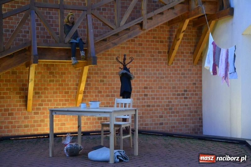 Zdjęcie w galerii na portalu naszraciborz.pl: Premiera monodramu Parasol na Zamku Piastowskim  wiadomości z regionu