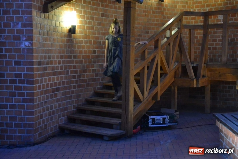 Zdjęcie w galerii na portalu naszraciborz.pl: Premiera monodramu Parasol na Zamku Piastowskim  wiadomości z regionu