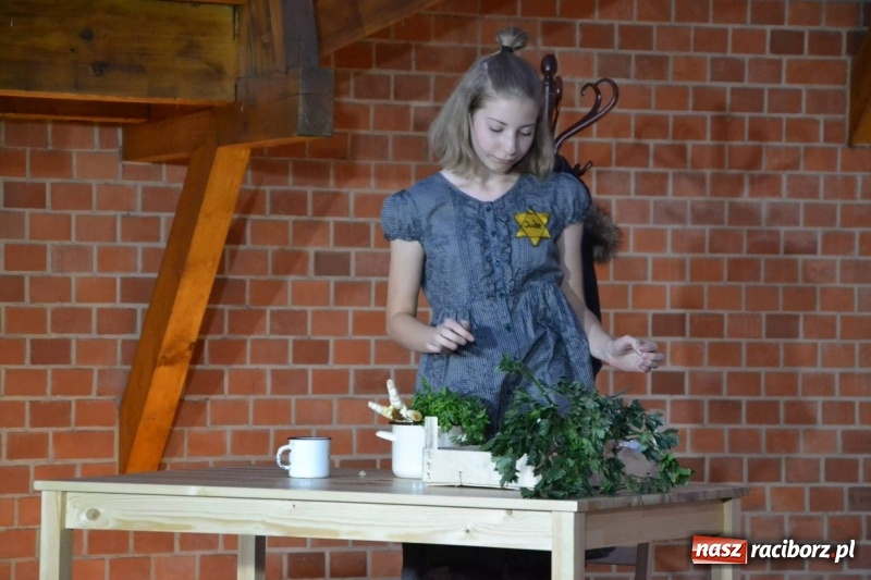 Zdjęcie w galerii na portalu naszraciborz.pl: Premiera monodramu Parasol na Zamku Piastowskim  wiadomości z regionu