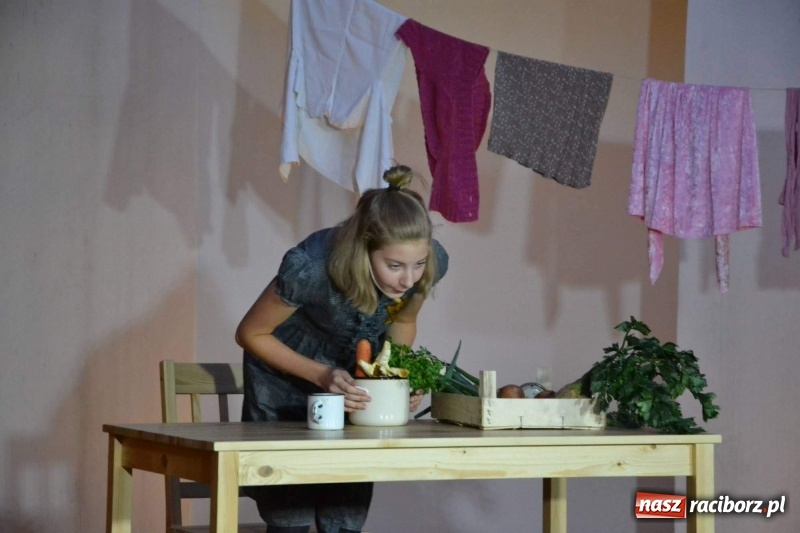 Zdjęcie w galerii na portalu naszraciborz.pl: Premiera monodramu Parasol na Zamku Piastowskim  wiadomości z regionu