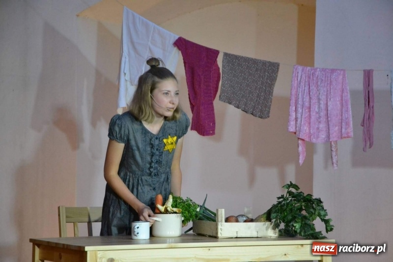 Zdjęcie w galerii na portalu naszraciborz.pl: Premiera monodramu Parasol na Zamku Piastowskim  wiadomości z regionu