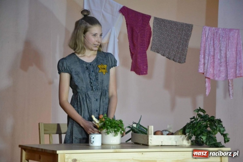 Zdjęcie w galerii na portalu naszraciborz.pl: Premiera monodramu Parasol na Zamku Piastowskim  wiadomości z regionu