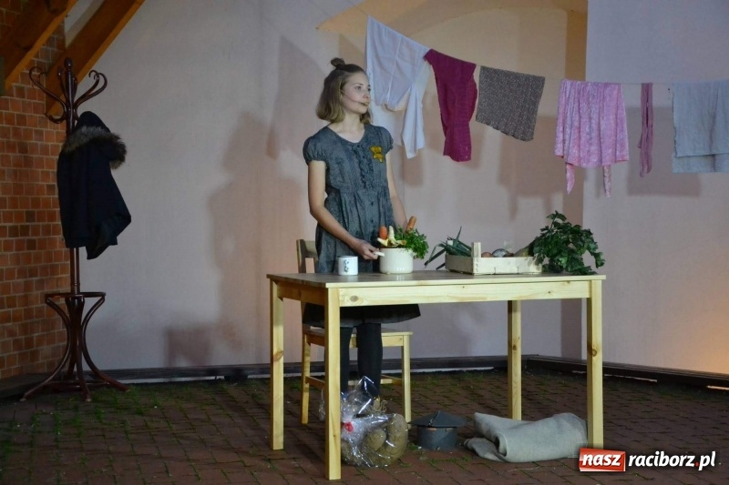 Zdjęcie w galerii na portalu naszraciborz.pl: Premiera monodramu Parasol na Zamku Piastowskim  wiadomości z regionu