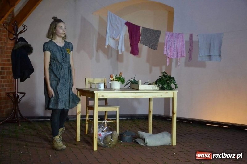 Zdjęcie w galerii na portalu naszraciborz.pl: Premiera monodramu Parasol na Zamku Piastowskim  wiadomości z regionu