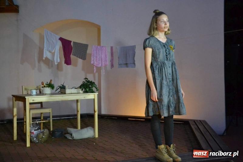 Zdjęcie w galerii na portalu naszraciborz.pl: Premiera monodramu Parasol na Zamku Piastowskim  wiadomości z regionu