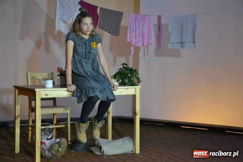 Zdjęcie w galerii na portalu naszraciborz.pl: Premiera monodramu Parasol na Zamku Piastowskim  wiadomości z regionu